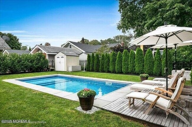 property at 2123 Edgewood Pl