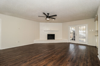 1006 Wembley Rd in Arlington, TX - Foto de edificio - Building Photo