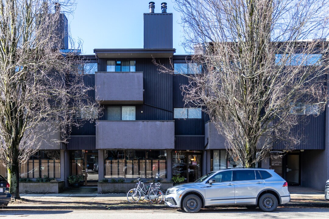 AltaVista Court in Vancouver, BC - Building Photo