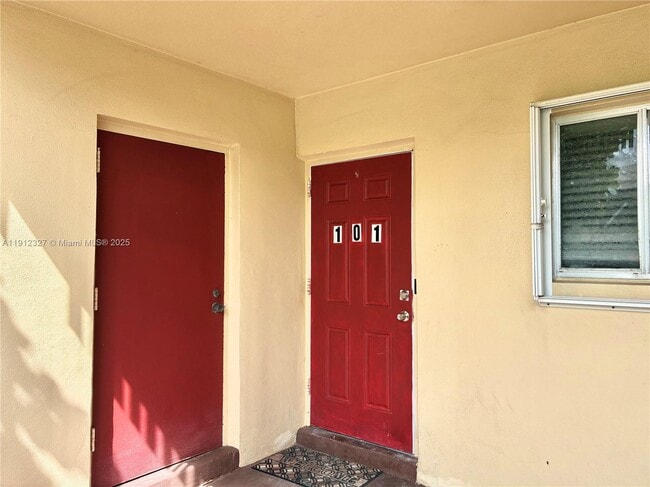 200 Waterway Dr S in Lantana, FL - Building Photo - Building Photo