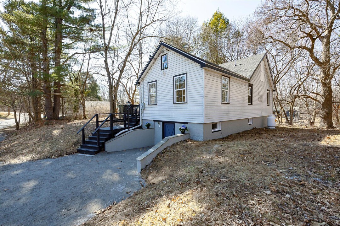 3 Holt Rd in Red Hook, NY - Building Photo