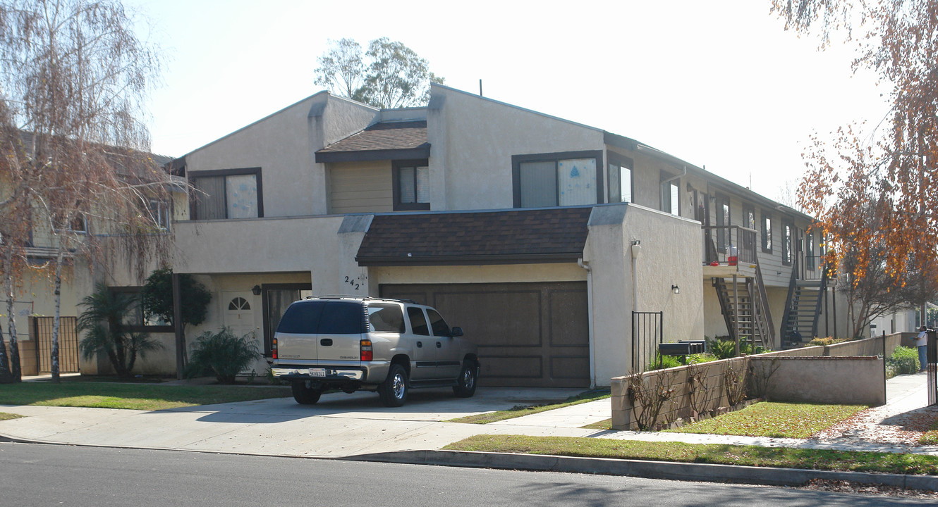 242 W Center St in Covina, CA - Foto de edificio