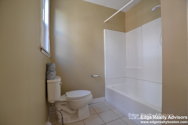 4 Haskell St, Unit 3 in Boston, MA - Building Photo - Building Photo