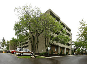 Pinzone Tower Apartments in Cleveland, OH - Building Photo - Building Photo