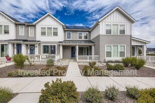 7488 W Pacific Ln in Lakewood, CO - Building Photo