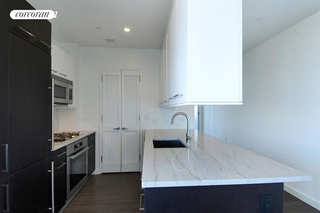 321 W 110th St in New York, NY - Building Photo - Building Photo