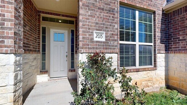 2015 Harvey Mitchell Pkwy S in College Station, TX - Foto de edificio - Building Photo