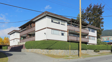 Lynn Park Manor in North Vancouver, BC - Building Photo - Building Photo