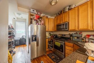 1720 W Beach Ave, Unit 2 in Chicago, IL - Building Photo - Building Photo