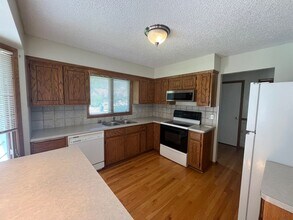 5716 Ridge Creek Rd in Shoreview, MN - Building Photo - Building Photo