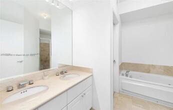 1 Century Ln, Unit 209 in Miami Beach, FL - Building Photo - Building Photo