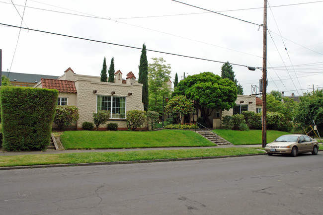 2010 SE Sherman St in Portland, OR - Foto de edificio - Building Photo