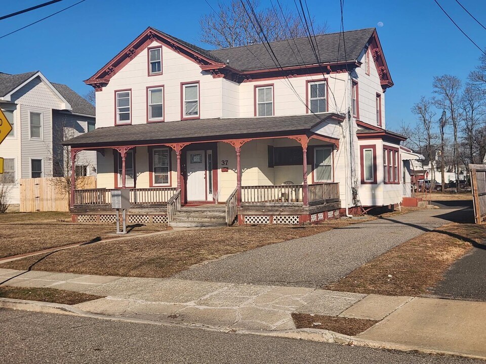 37 Jennings Ave in Patchogue, NY - Building Photo
