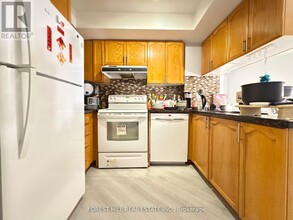 909-60909 Bay St. in Toronto, ON - Building Photo - Building Photo