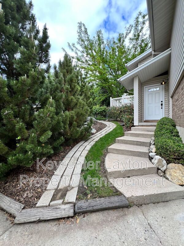 1248 N Compton Rd in Farmington, UT - Foto de edificio - Building Photo