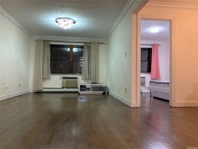 220-45 67th Ave-Unit -2 in Queens, NY - Foto de edificio - Building Photo