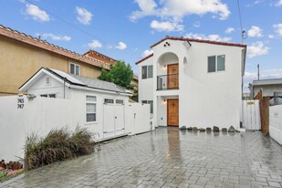 747 W 10th St in Los Angeles, CA - Building Photo