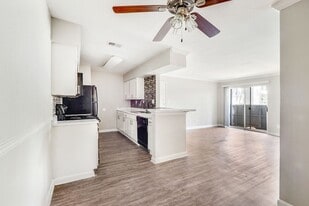 Cambridge Apartments in Angleton, TX - Building Photo