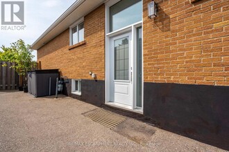 2400 Whaley Dr in Mississauga, ON - Building Photo - Building Photo