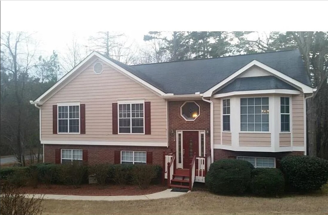 1954 Green Gables Cir in Buford, GA - Foto de edificio