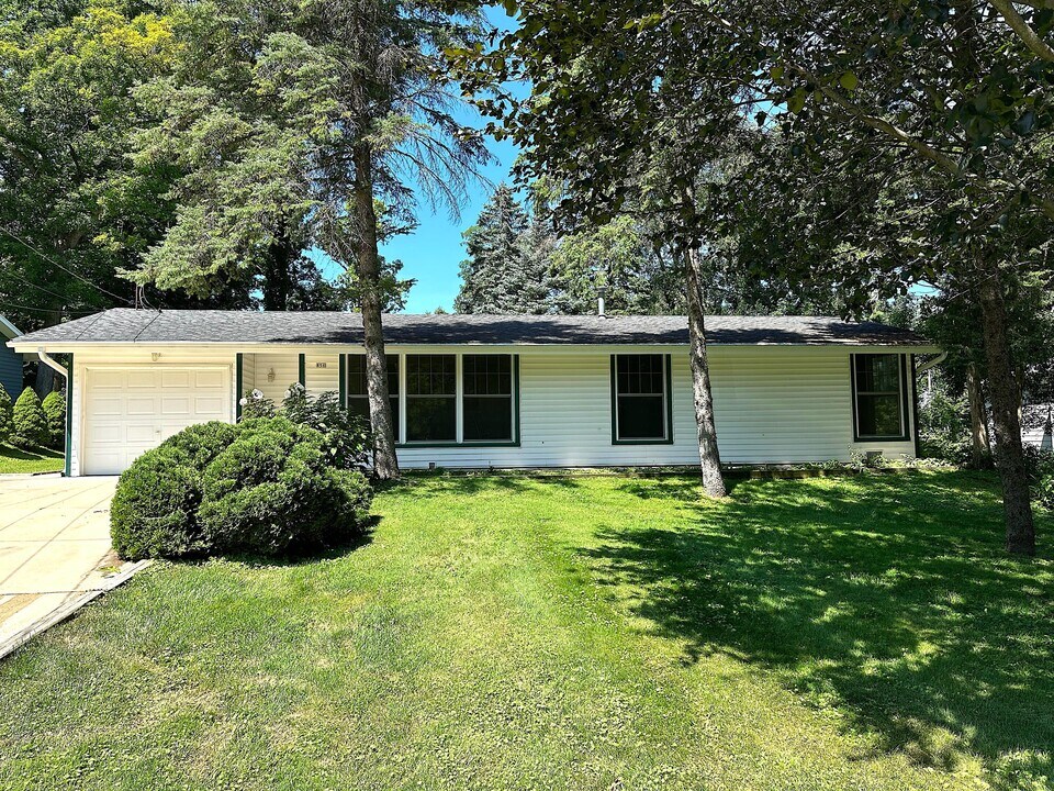 856 Brickley Dr in Fontana-on-Geneva Lake, WI - Building Photo