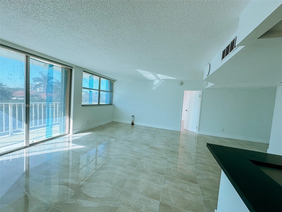 16546 NE 26th Ave, Unit 4J in North Miami Beach, FL - Building Photo