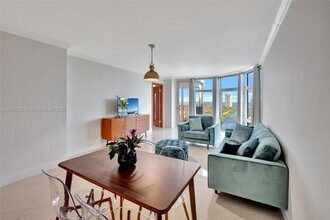 3375 N Country Club Dr in Miami, FL - Building Photo - Building Photo