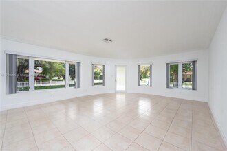 2121 N Greenway Dr in Coral Gables, FL - Building Photo - Building Photo