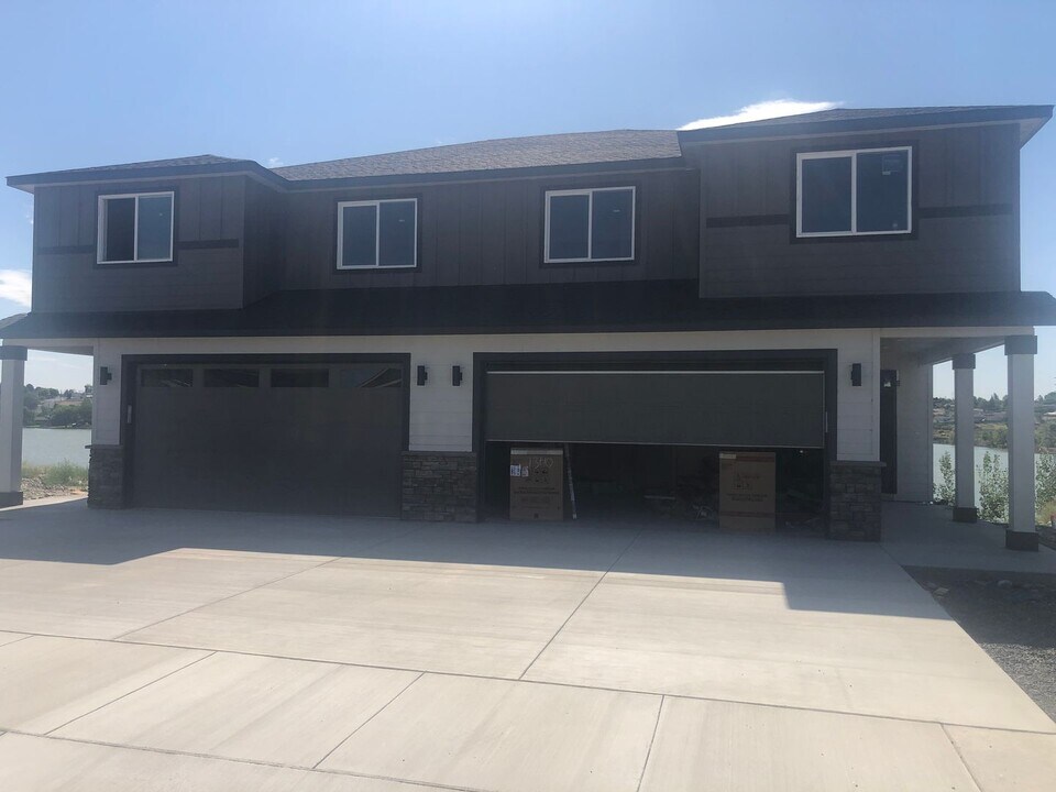 1417 W Lakeside Dr in Moses Lake, WA - Building Photo