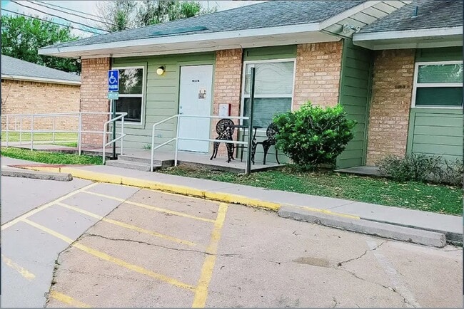 308 N East St in Weimar, TX - Building Photo - Building Photo