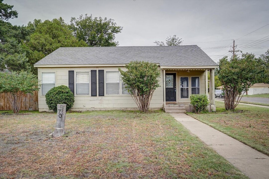 2702 31st St in Lubbock, TX - Building Photo