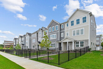 Westmont Village in Charlotte, NC - Foto de edificio - Building Photo