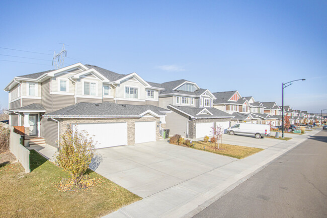 3845 Robins Cres NW in Edmonton, AB - Building Photo - Building Photo