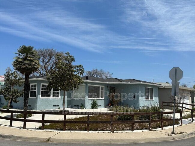 6350 Mesita Dr in San Diego, CA - Building Photo - Building Photo