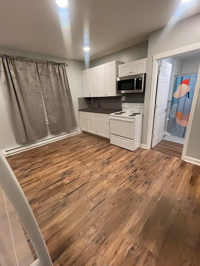 4442 Freer St, Unit 4442 apt 2 a