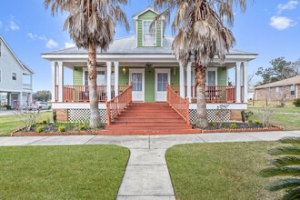 426 Russell Ave in Long Beach, MS - Foto de edificio - Building Photo