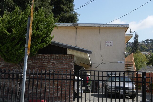 8822 Dowling St in Oakland, CA - Building Photo - Building Photo