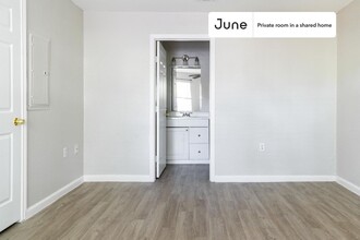 Private bedroom in 3 bed/2 bath Home in Austin, TX - Building Photo - Building Photo