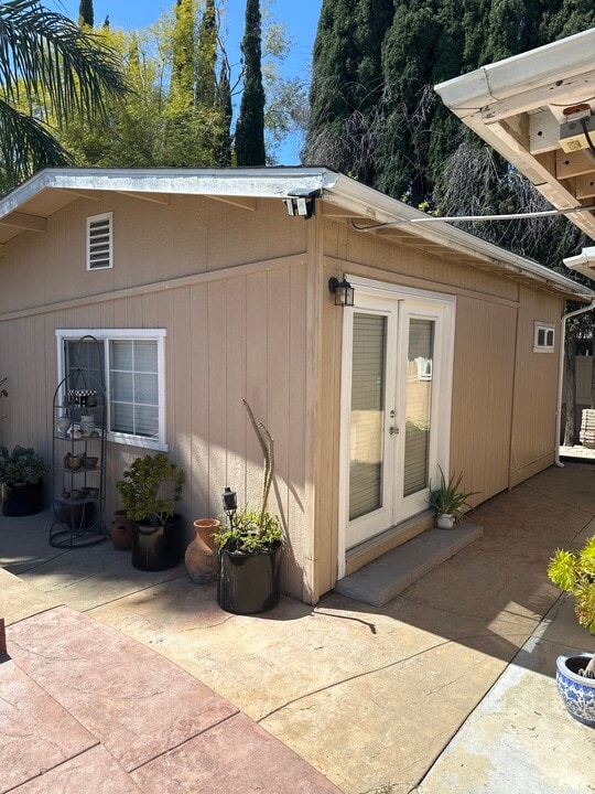 19250 Prairie St in Northridge, CA - Building Photo
