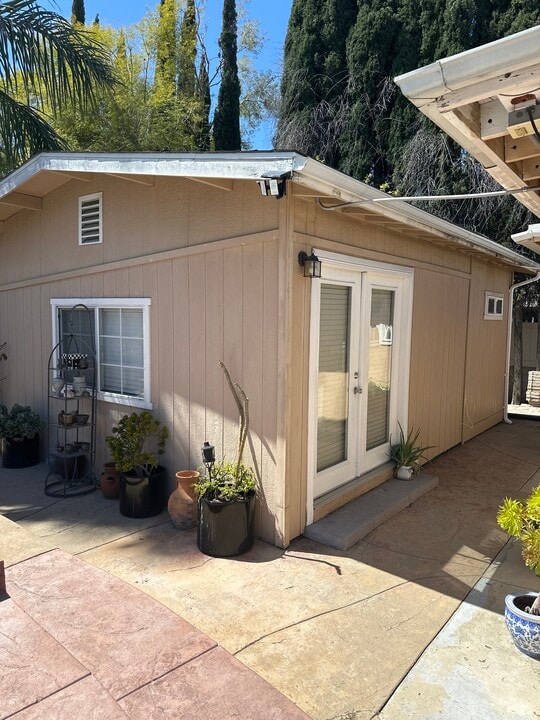 19250 Prairie St, Unit Studio Type in Northridge, CA - Building Photo