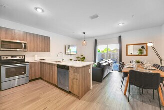 171 NW 158th St in Miami, FL - Foto de edificio - Building Photo