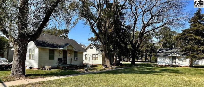 110 E 1st St in Haven, KS - Building Photo
