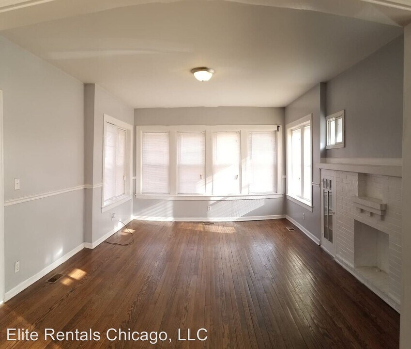 8258 S Langley Ave in Chicago, IL - Foto de edificio