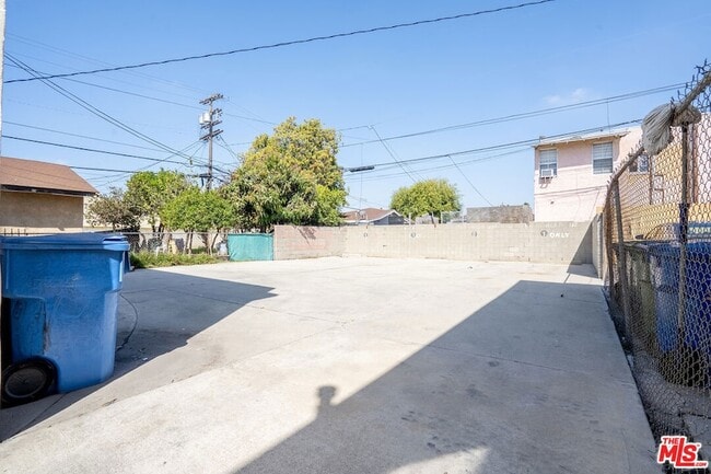 241 W 84th St in Los Angeles, CA - Building Photo - Building Photo