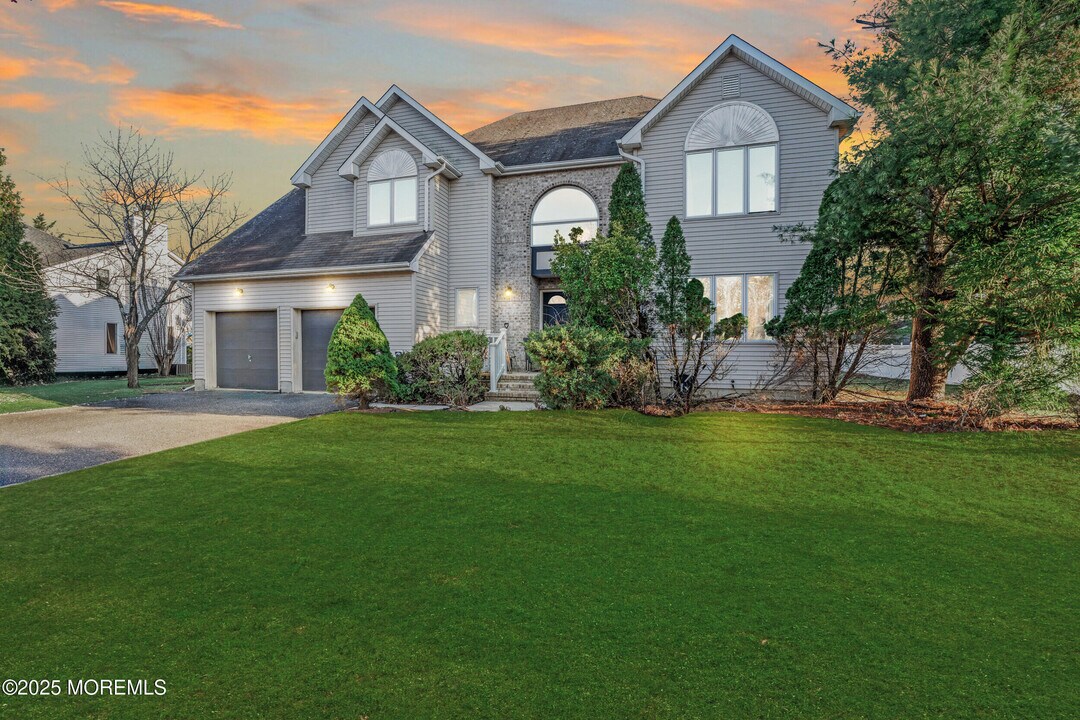 57 Jamestown Dr in Eatontown, NJ - Building Photo