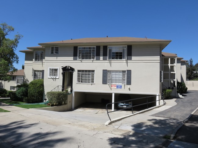 651-667 Midvale Ave in Los Angeles, CA - Building Photo - Building Photo