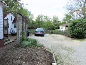 208 W Maple St, Unit #1 in Champaign, IL - Foto de edificio - Building Photo