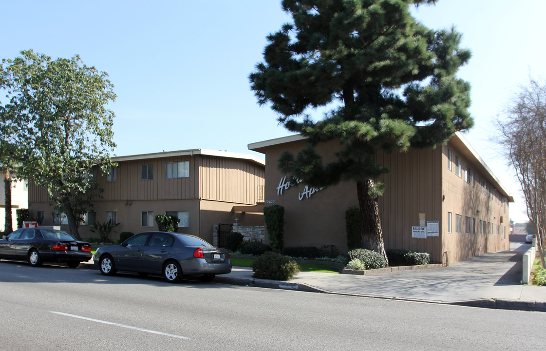 Holiday Manor Apartments in Downey, CA - Building Photo