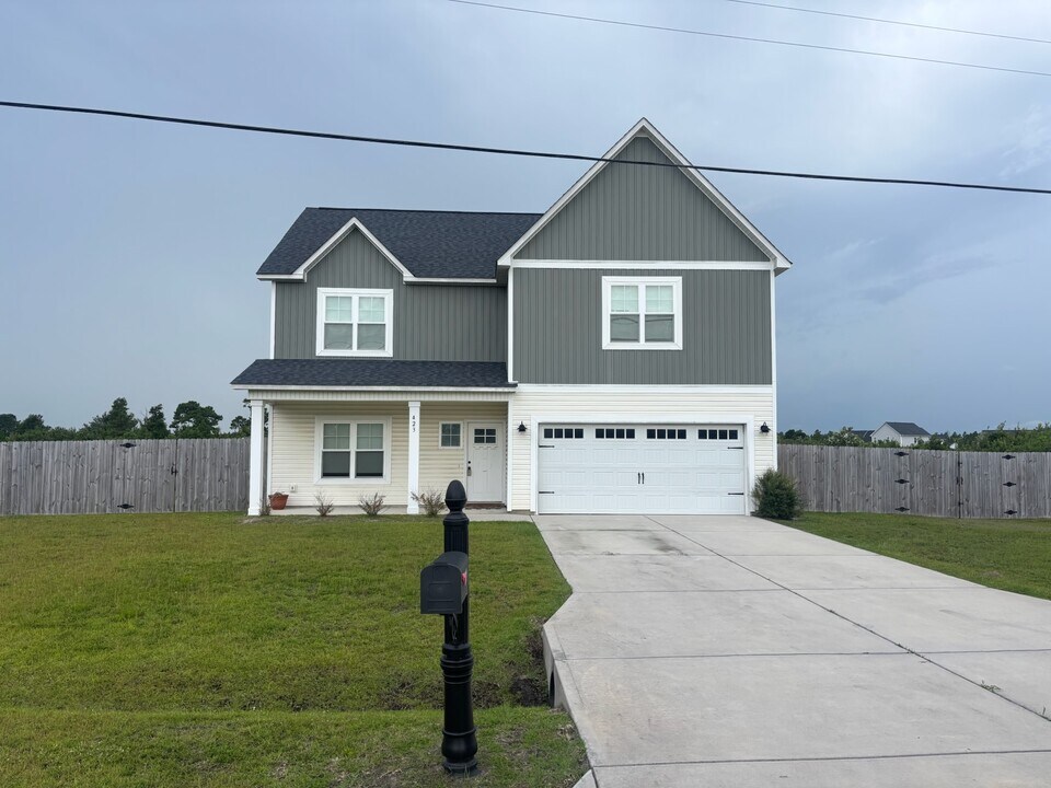 423 Elgin Rd in Hubert, NC - Building Photo