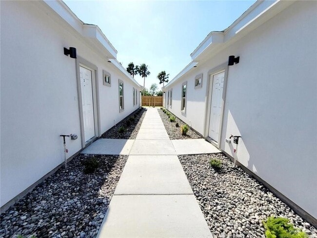 7102 N 56th Ln, Unit 1 in McAllen, TX - Building Photo - Building Photo